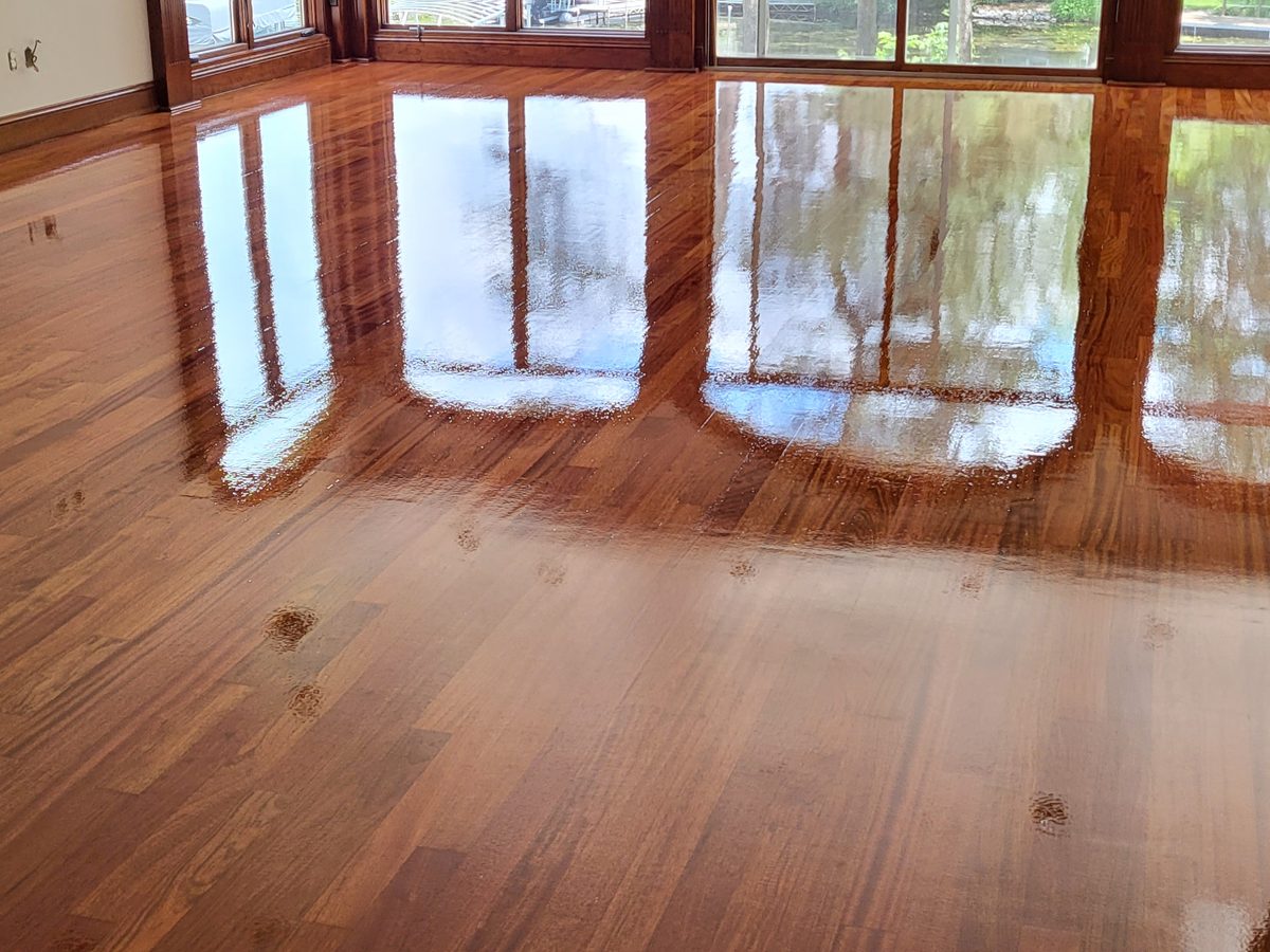 The same Milwaukee living room oak floor with finish applied and still wet
